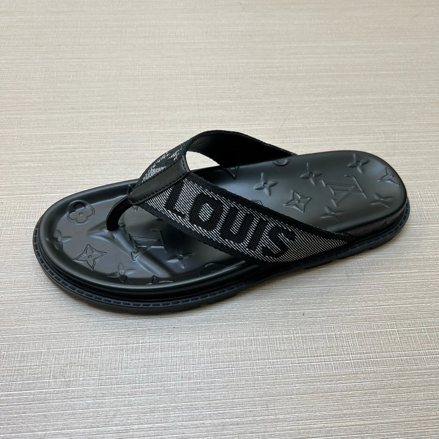 P270🏆Louis Vuitton 🏆[Louis Vuitton] Spring/Summer 2025 [Men's Flip Flops] 🎯🎯As an active family in the fashion industry ⭐ Lv is characterized by bold innovation ⚡Create this casual business style for Chinese fashionable men ✨The fabric is made of imported high-grade cowhide 🔥 Clean and neat ⚡Fashionable and elegant🌹Breathable, sweat-absorbent and deodorant👈So luxurious, high-end and domineering. 👍Must be sold if you repost the picture. Number of yards: 38--46. Color: 🎉 For large quantities. Welcome to repost.